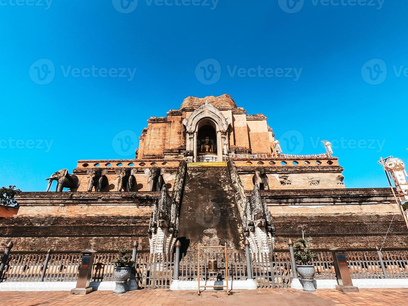 wat chedi luang varavihara à chiang mai en thaïlande. photo