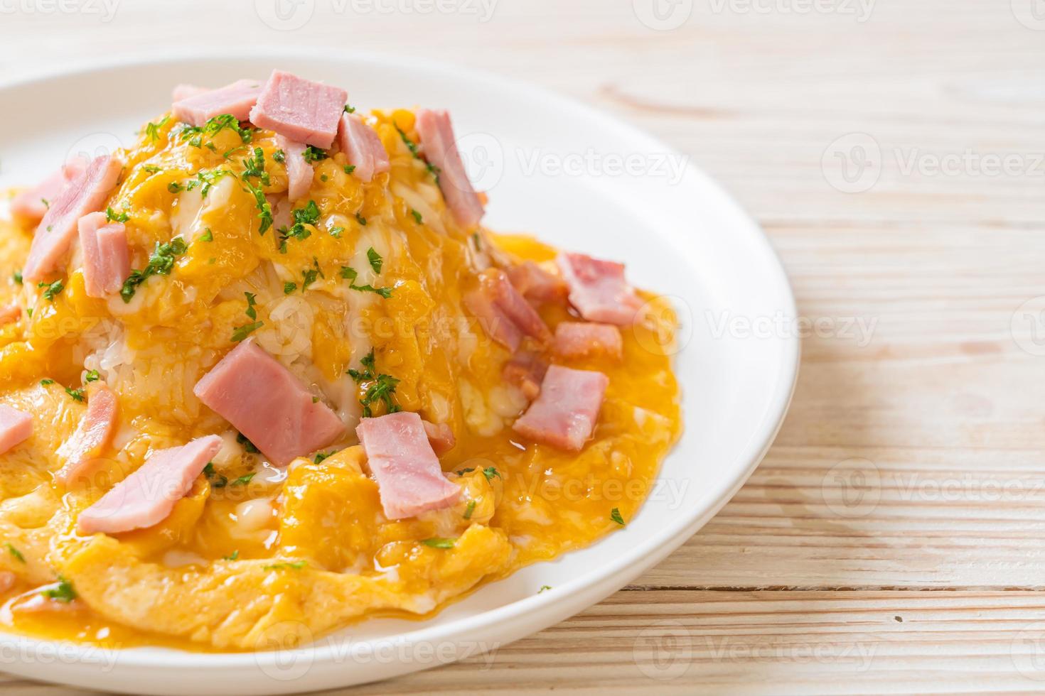 omelette crémeuse au jambon sur riz photo