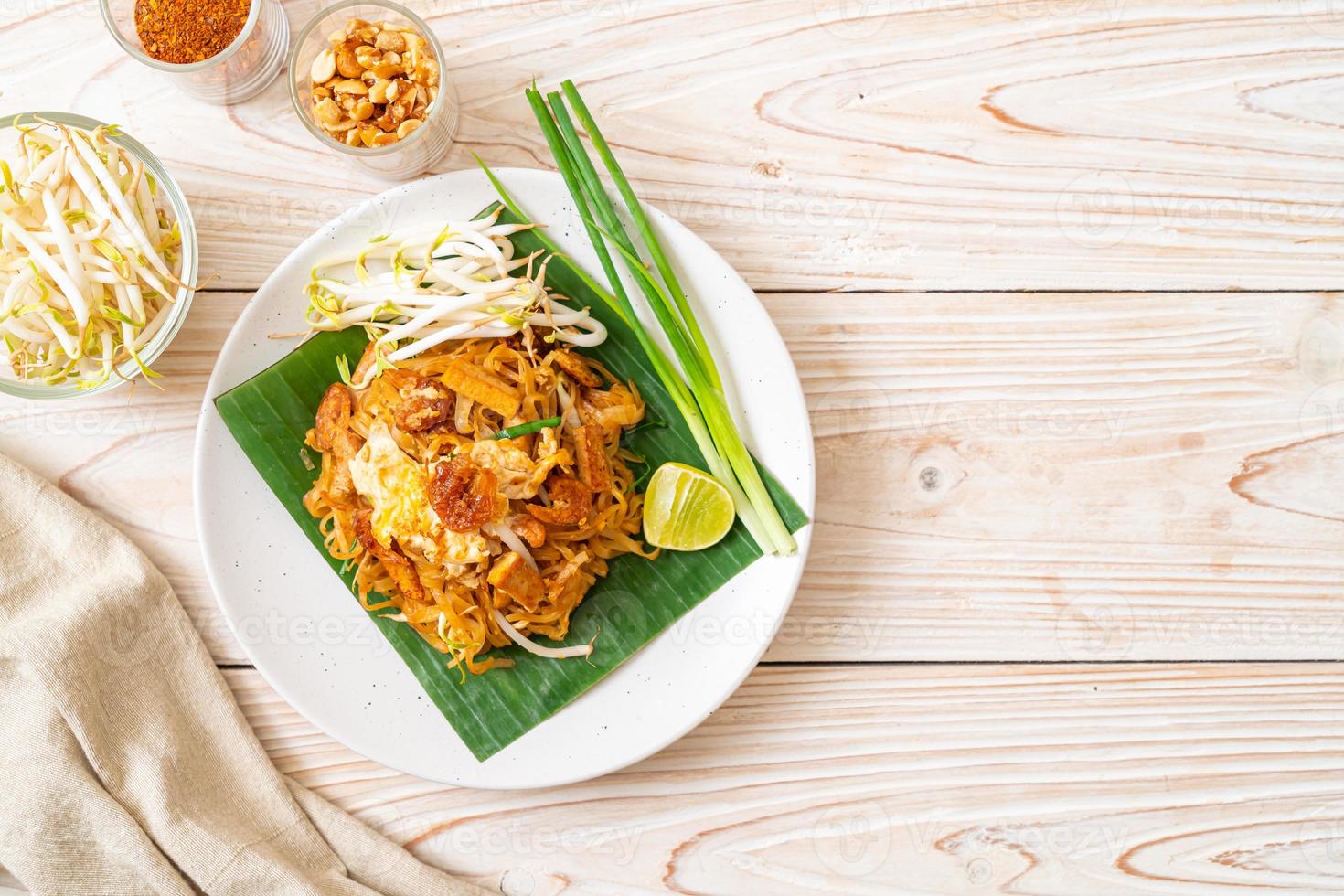 pad thai - nouilles de riz sautées photo