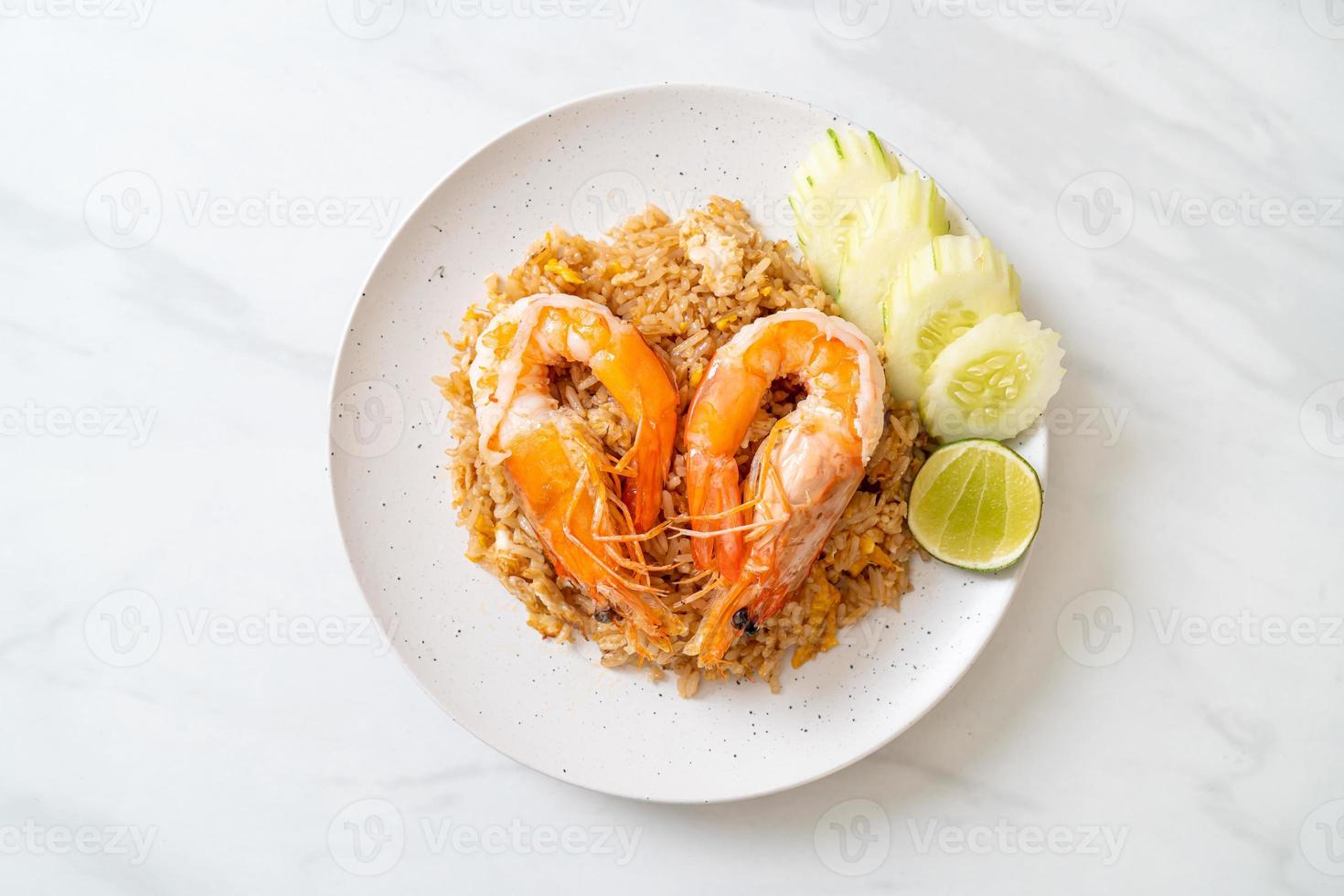 Riz frit aux crevettes géantes avec pâte de crevettes photo