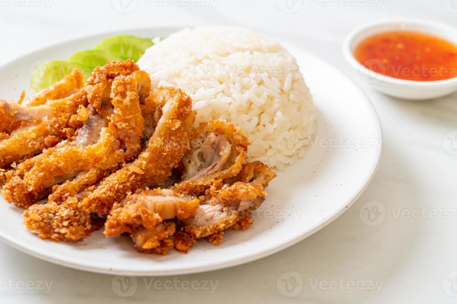 riz au poulet hainanais avec poulet frit photo