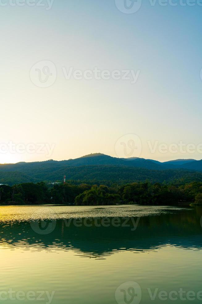 lac ang kaew à l'université de chiang mai avec une montagne boisée photo