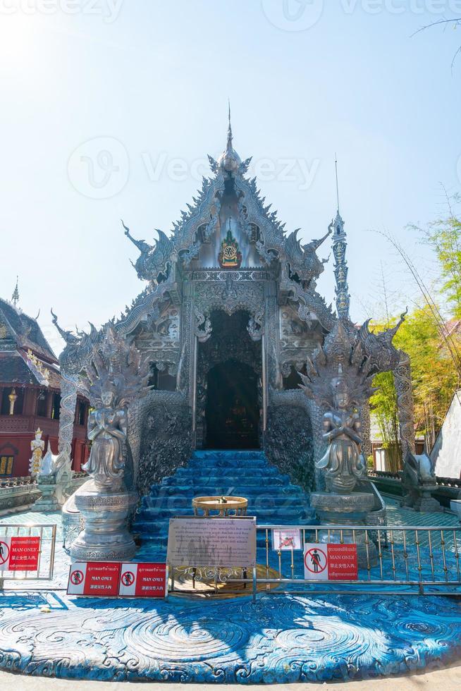 le temple d'argent ou wat sri suphan dans la ville de chiang mai au nord de la thaïlande photo