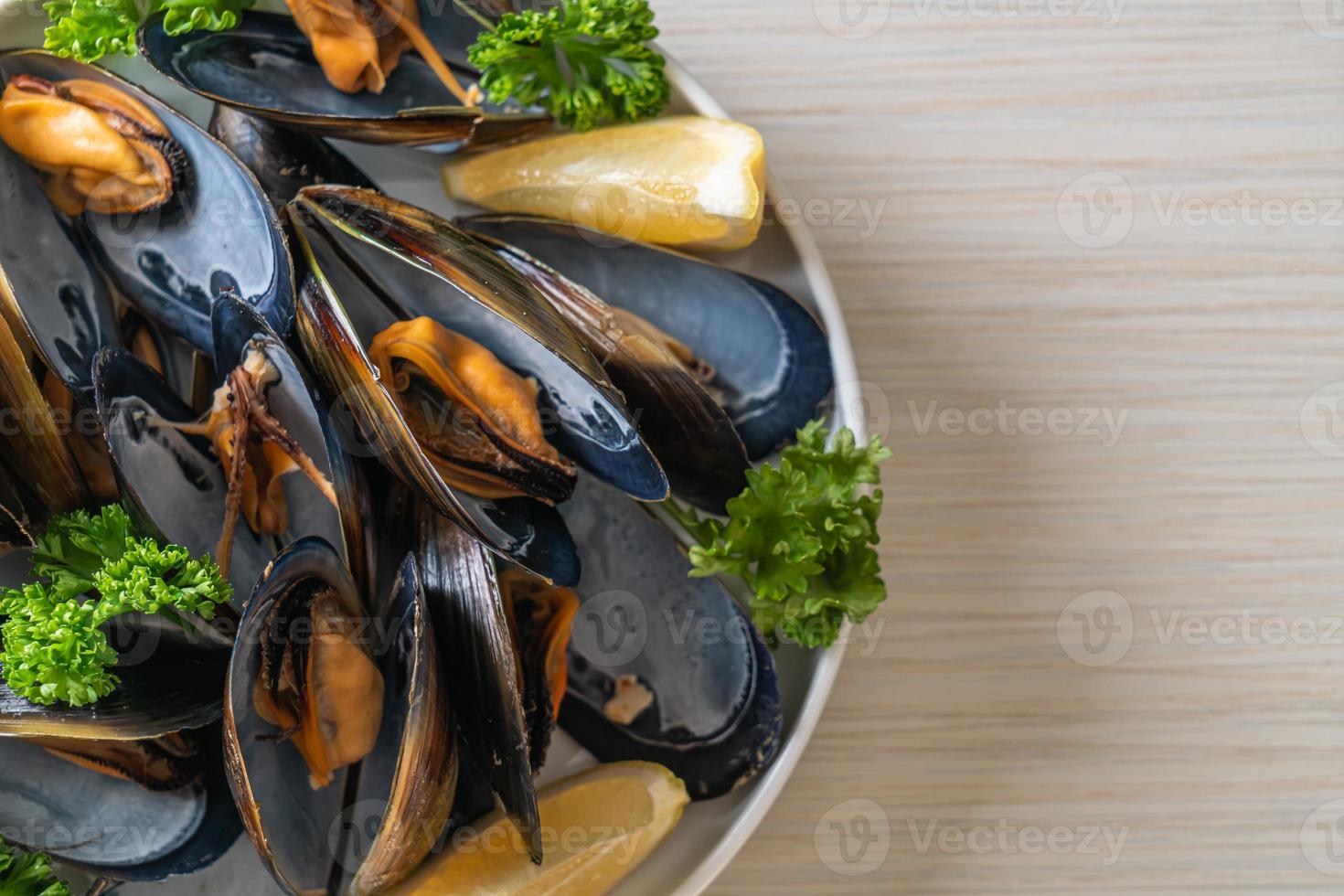 moules aux herbes dans un bol au citron photo