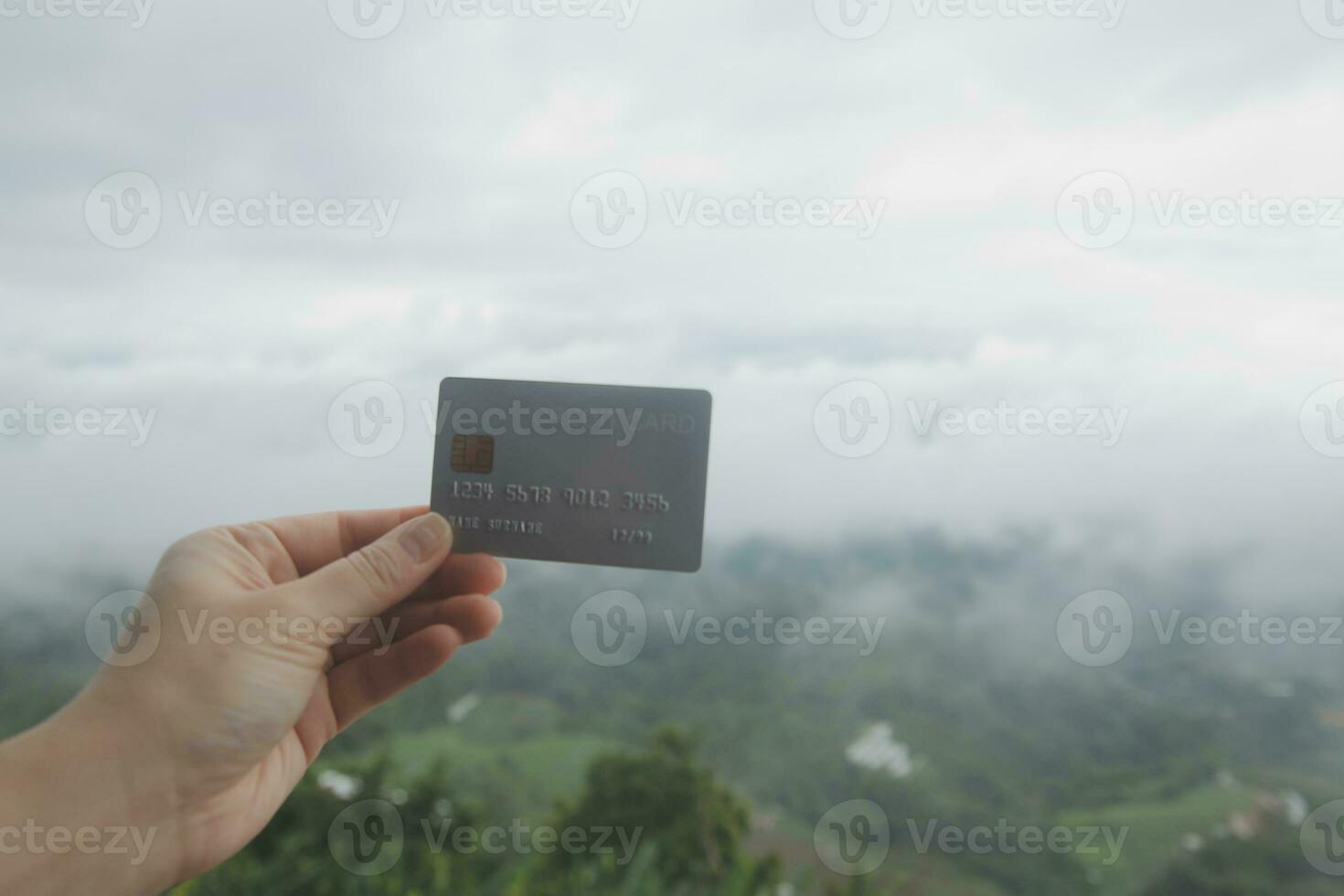 en ligne paiement, Jeune femme en portant crédit carte et émouvant sur téléphone intelligent filtrer, copie espace photo