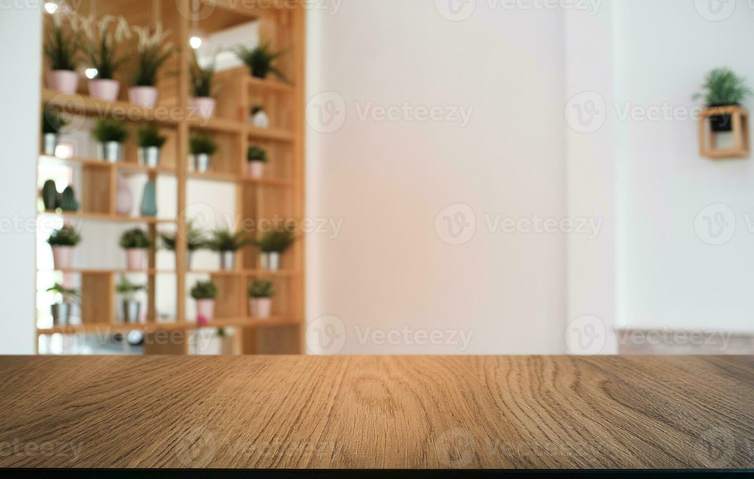 vide foncé en bois table dans de face de abstrait flou bokeh Contexte de restaurant . pouvez être utilisé pour afficher ou montage votre produits.mock en haut pour espace. photo