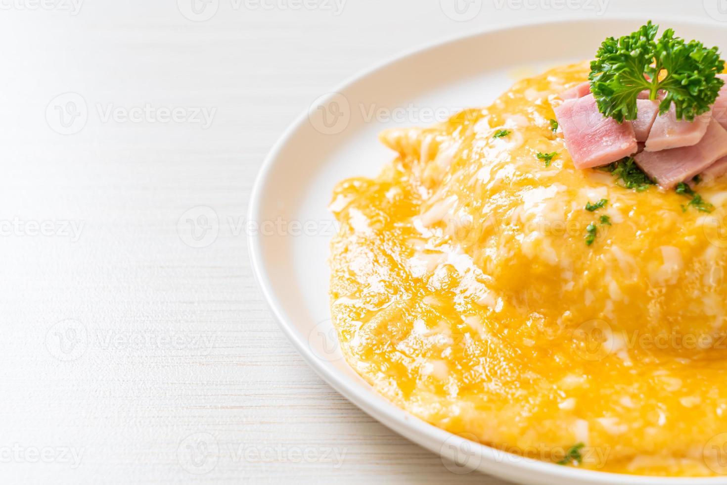 omelette crémeuse au jambon sur riz photo