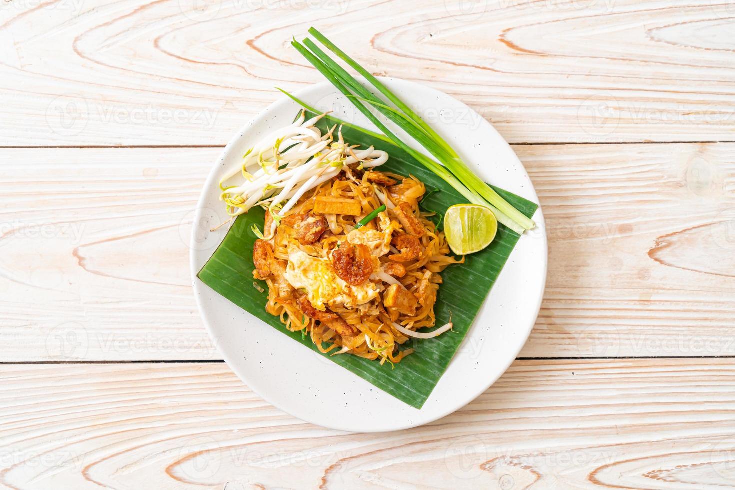 pad thai - nouilles de riz sautées photo