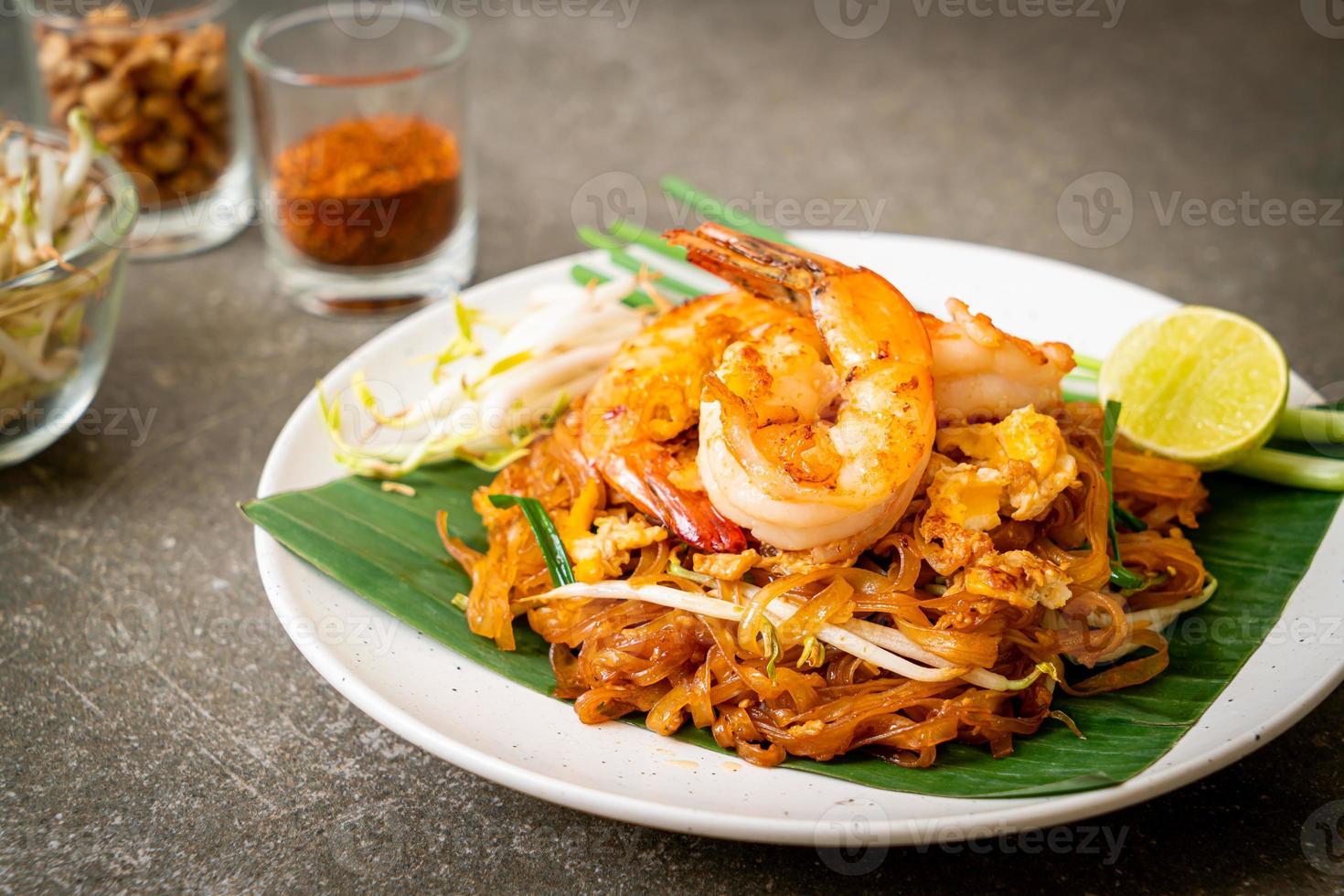 pad thai - nouilles de riz sautées photo