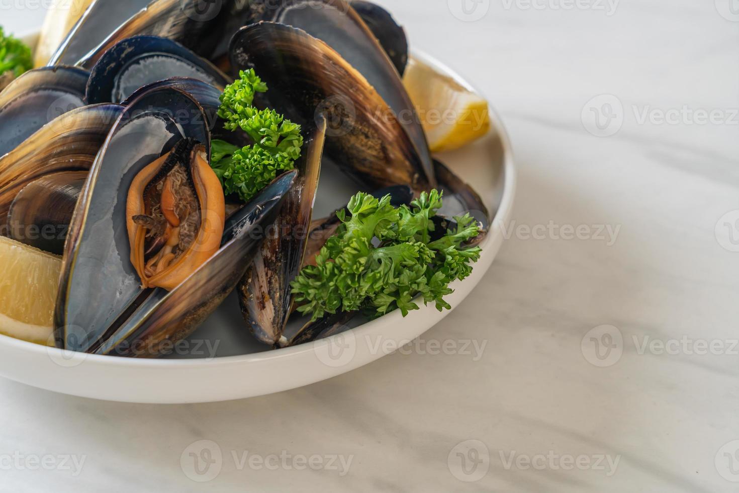 moules aux herbes dans un bol au citron photo