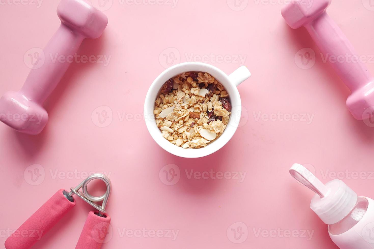 noix mélangée dans un bol, lait et haltère sur table photo