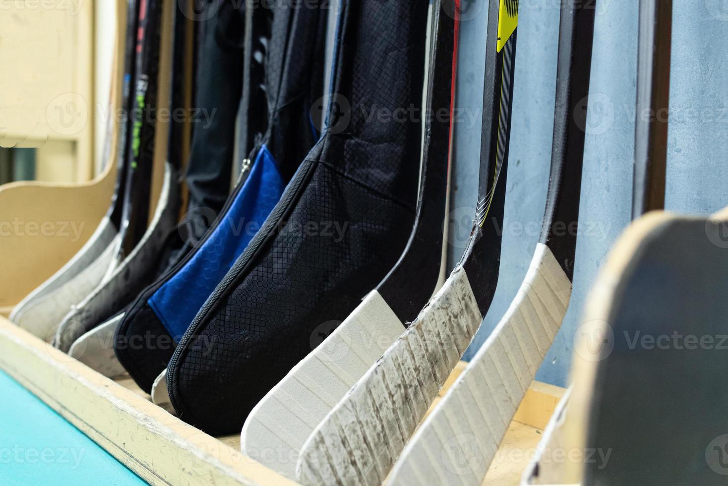 bâtons de hockey dans les vestiaires avant le match photo