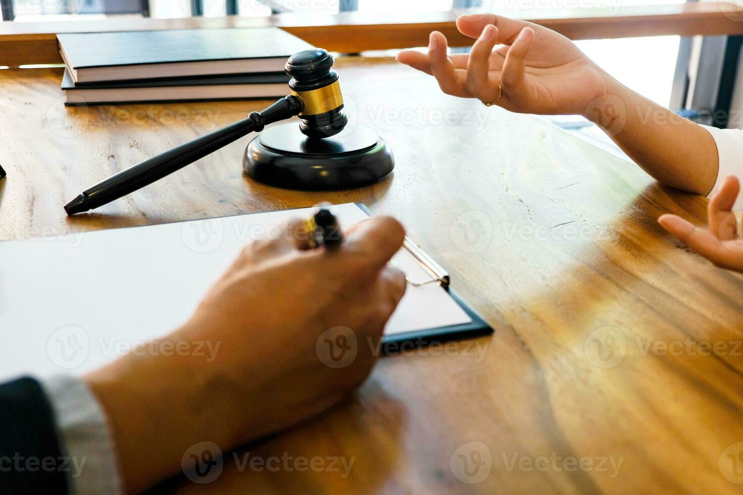 avocat légal Conseil présente à le client une signé Contrat avec marteau et légal loi. Justice et avocat affaires Partenariat réunion concept. photo