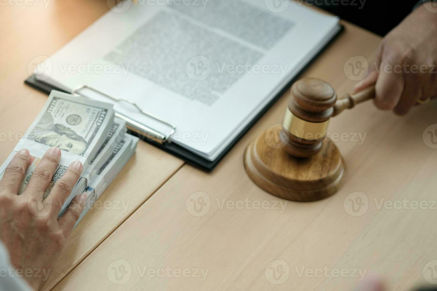 avocat enchères offre vente jugement maillet avec juge. commissaire-priseur cognement vers le bas vente. photo