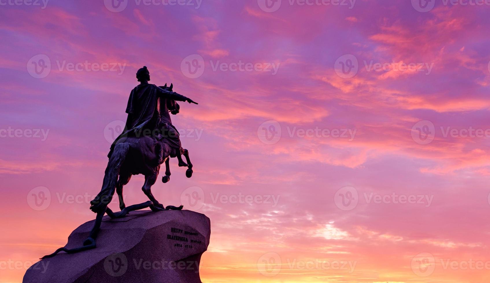 Saint-Pétersbourg, Russie. le monument du cavalier de bronze au coucher du soleil photo