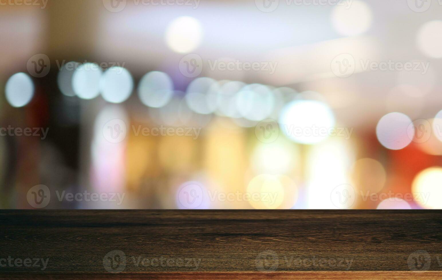 vide en bois table dans de face de abstrait flou Contexte de café magasin . pouvez être utilisé pour afficher ou montage votre produits.mock en haut pour afficher de produit photo