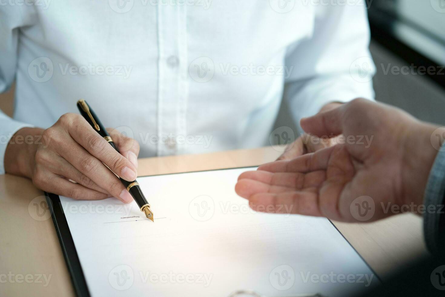 le conseiller juridique présente au client un contrat signé avec le marteau et la loi légale. concept de justice et d'avocat. photo