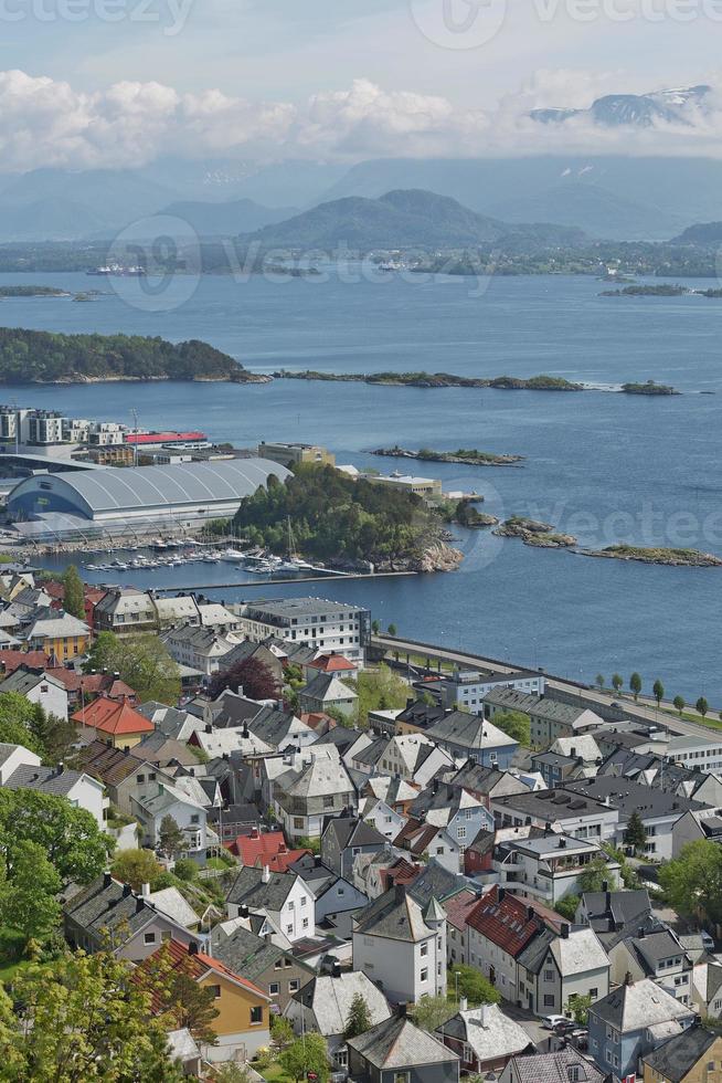 vue sur la ville portuaire d'alesund, norvège photo