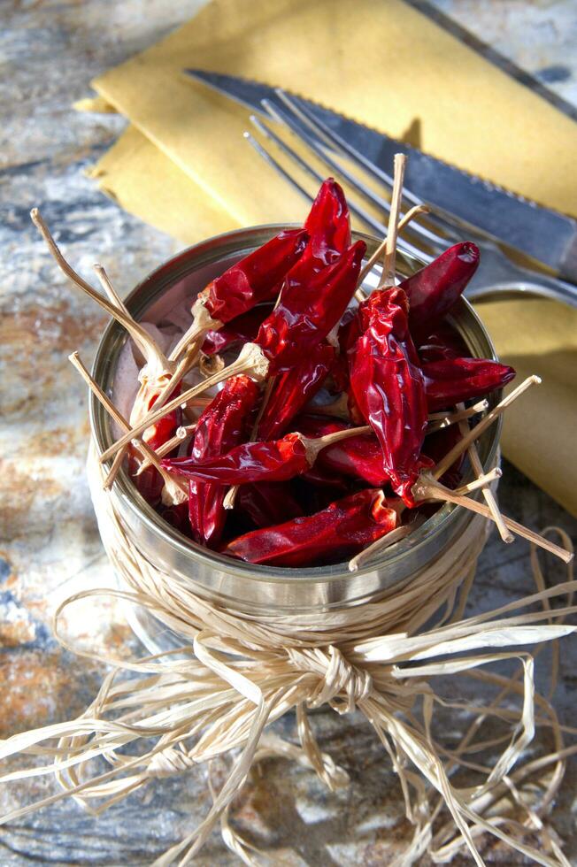 une bol de rouge le Chili poivrons sur une table photo