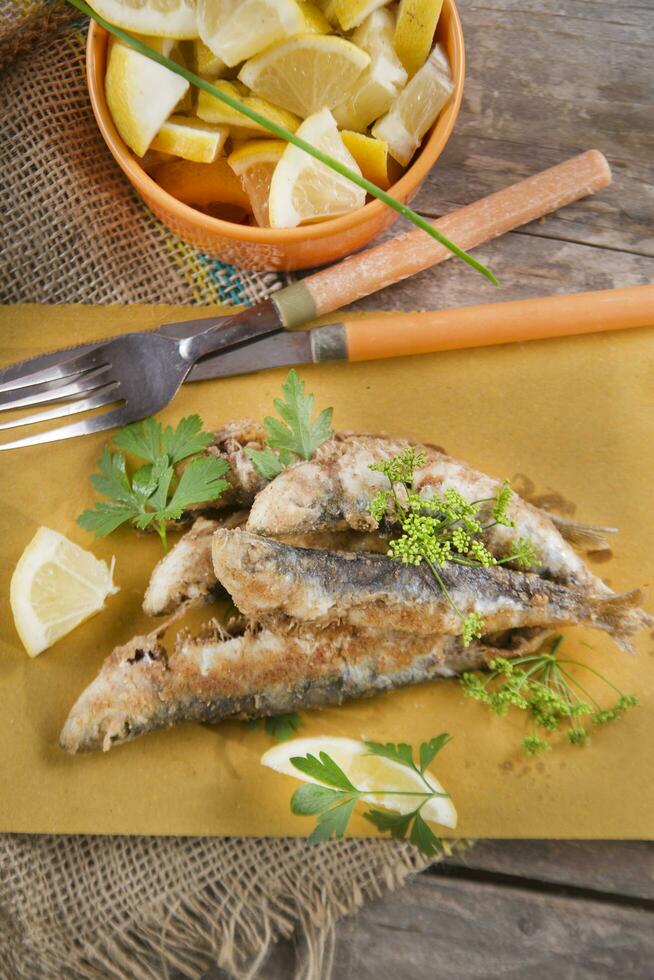 une assiette de poisson avec une fourchette et couteau sur il photo