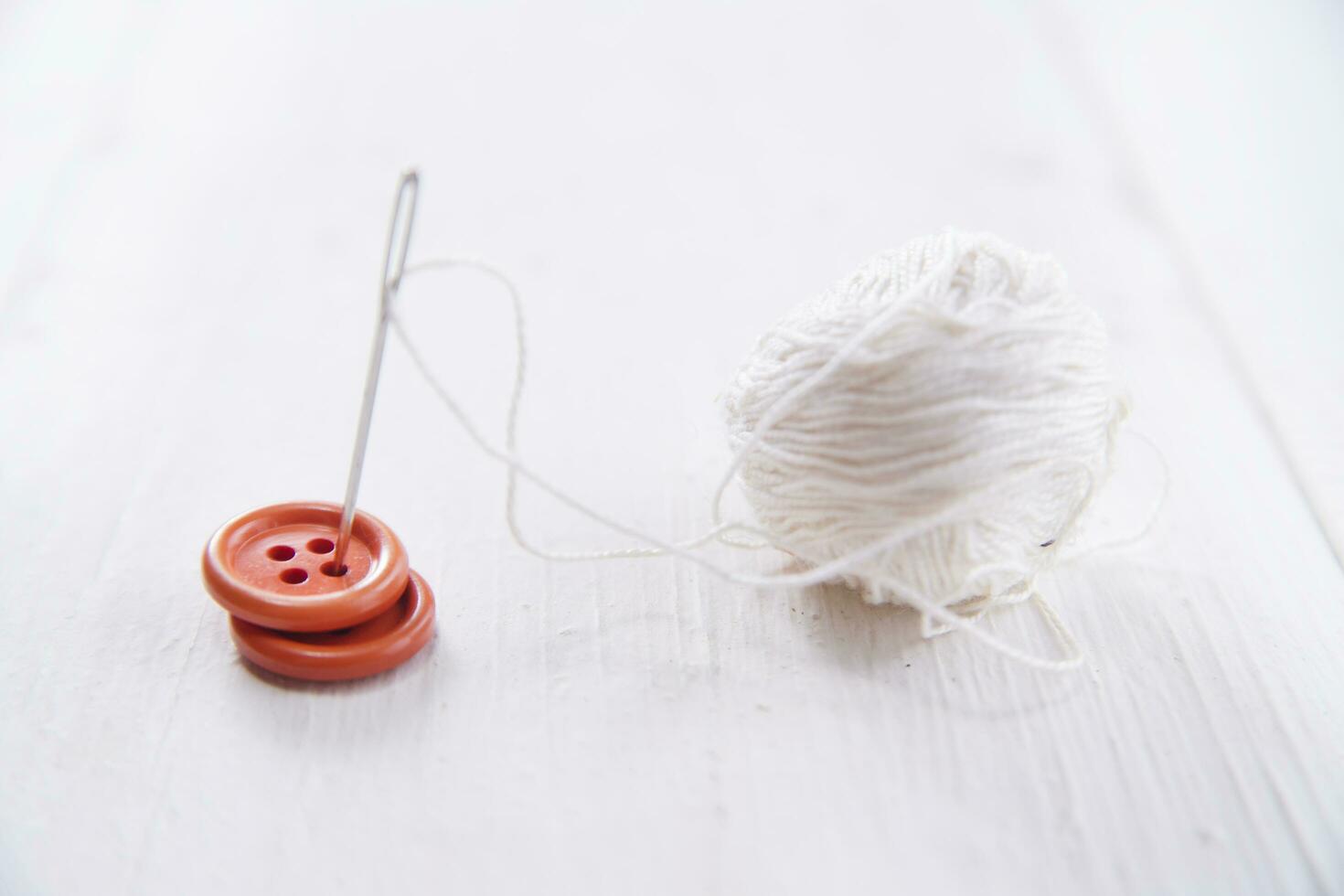 une pile de boutons sur une blanc table photo