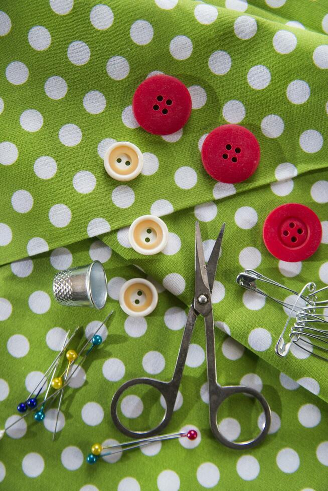 une pile de boutons sur une blanc table photo