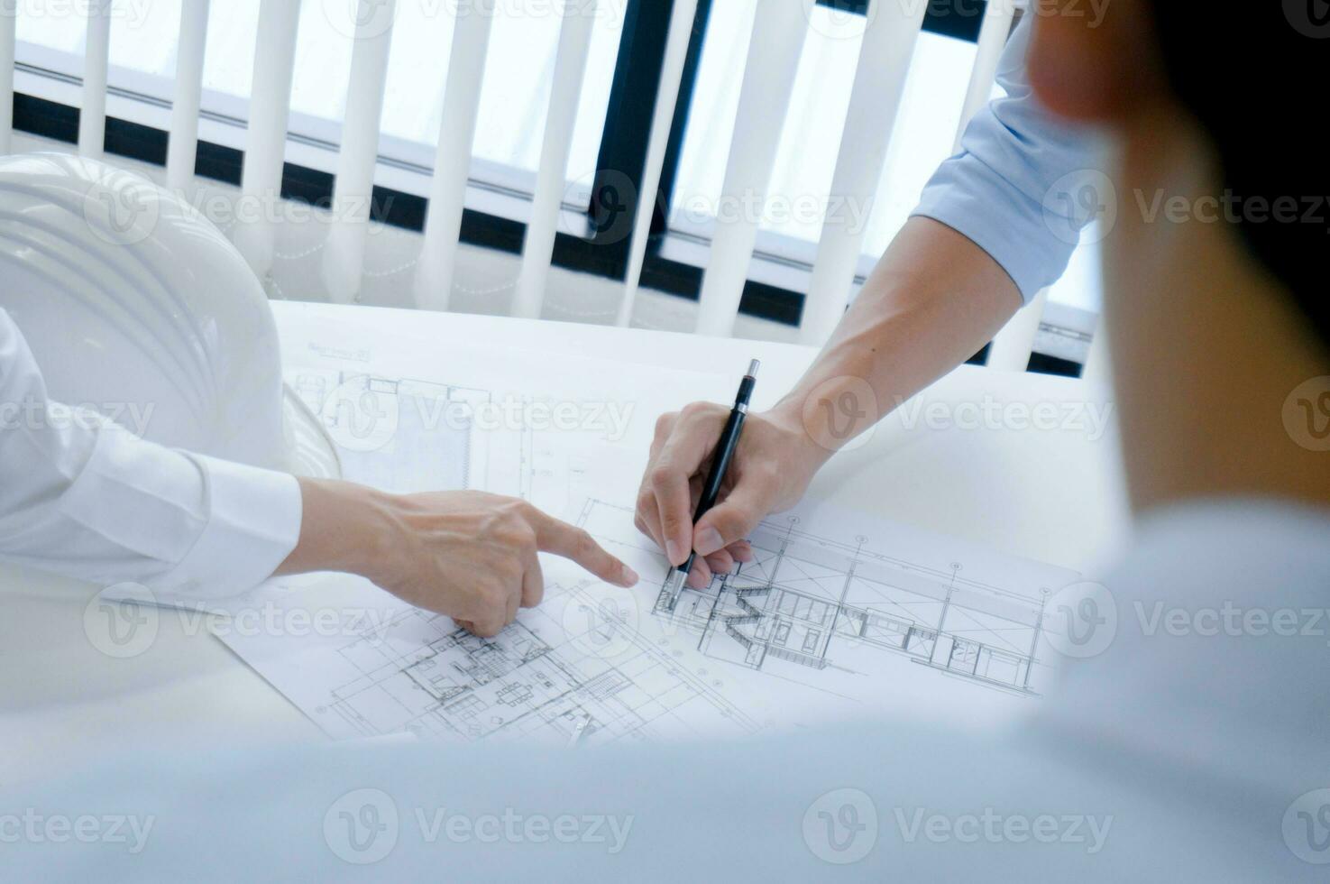 collègues intérieur designer entreprise réussite Planification conception sur plan travail en équipe concept avec boussole. photo