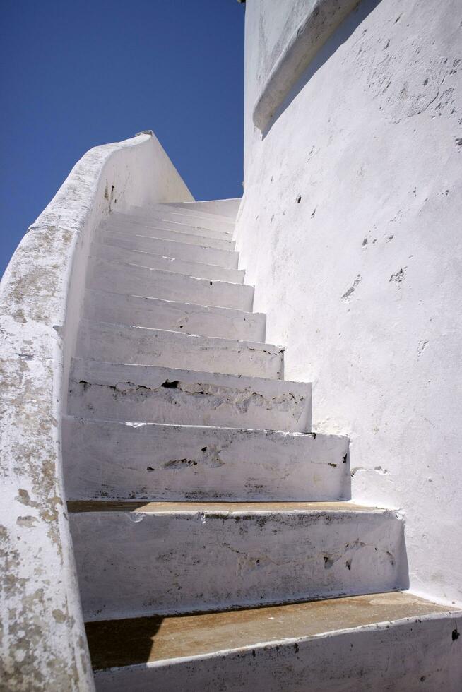 blanc escalier dans maçonnerie photo