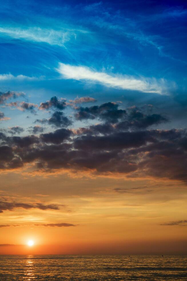 coucher de soleil au bord de la mer photo