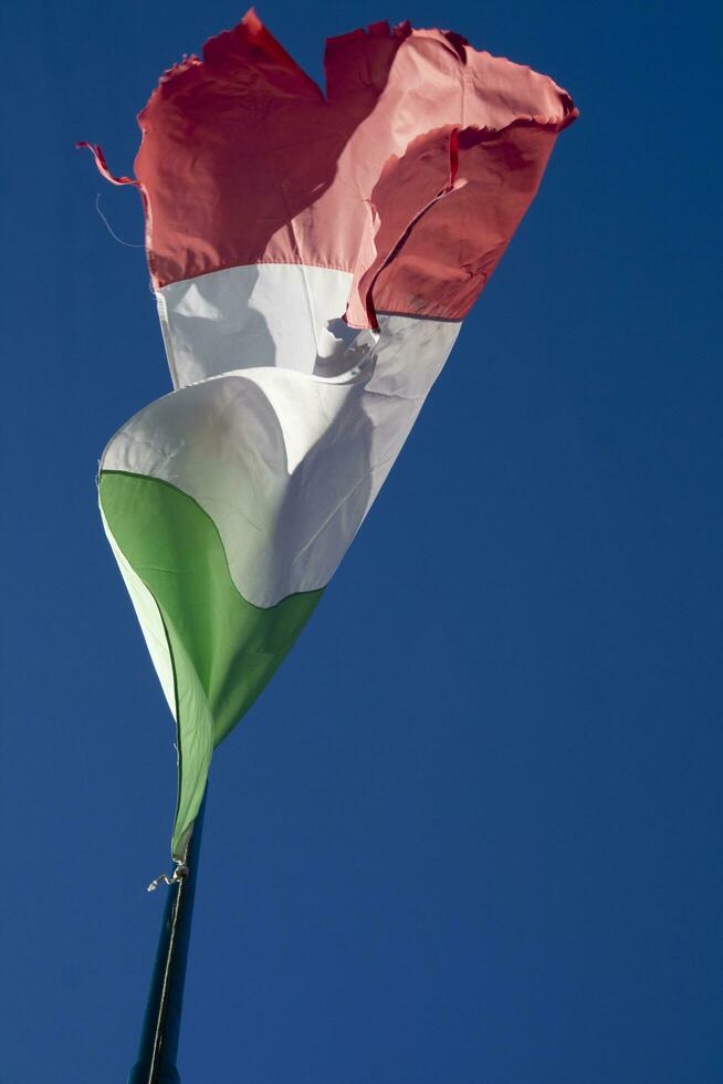 le italien drapeau usé par le vent photo