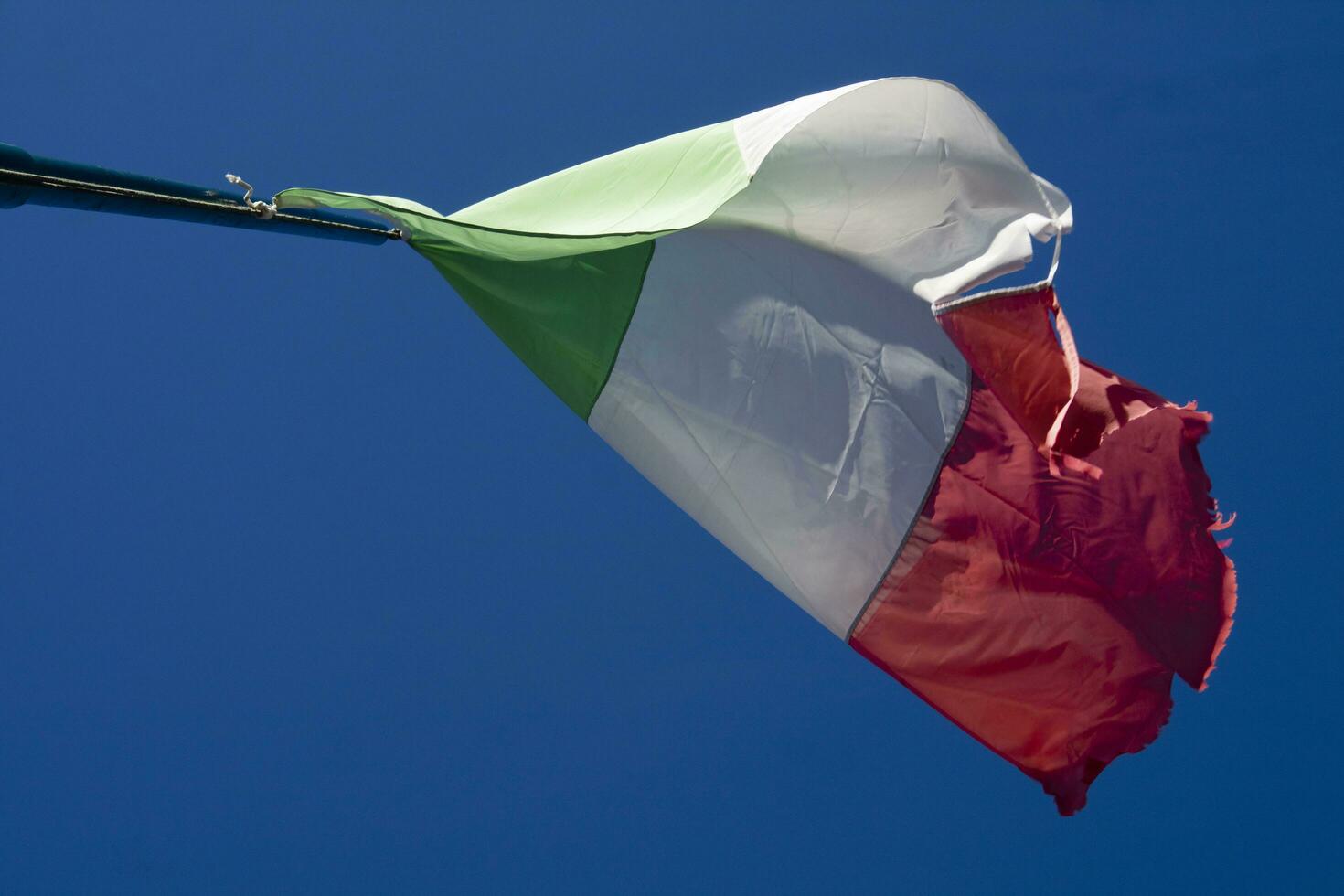 le italien drapeau usé par le vent photo