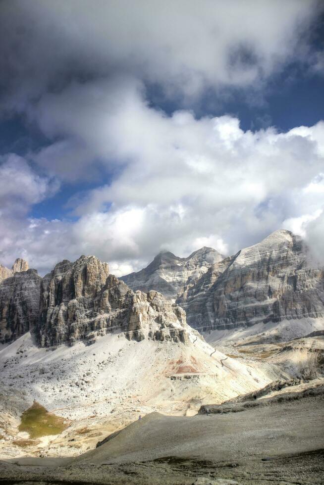 vue sur le Montagne groupe de le tofane dolomites Italie photo