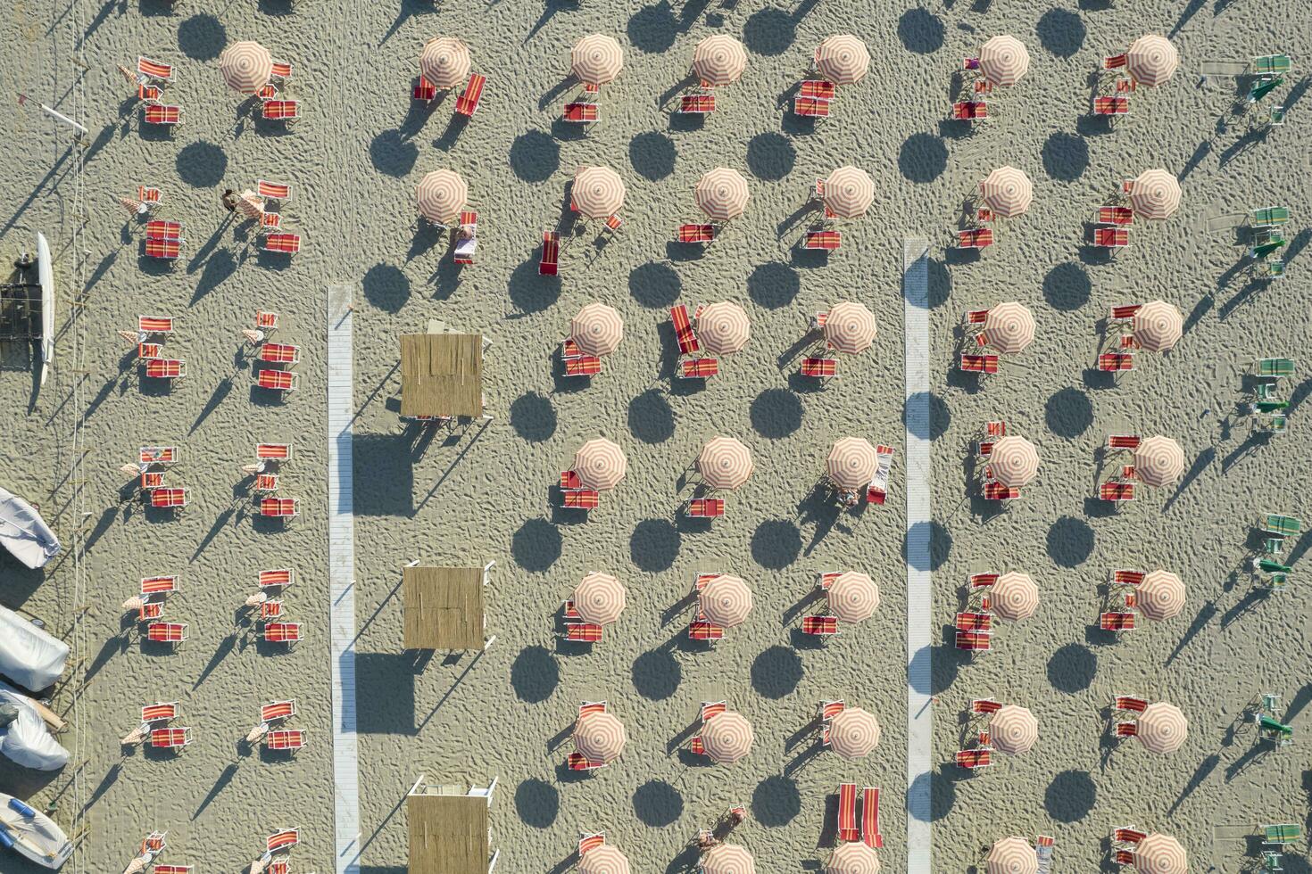 le équipé plage de piscine di camaïeu vu de au dessus photo