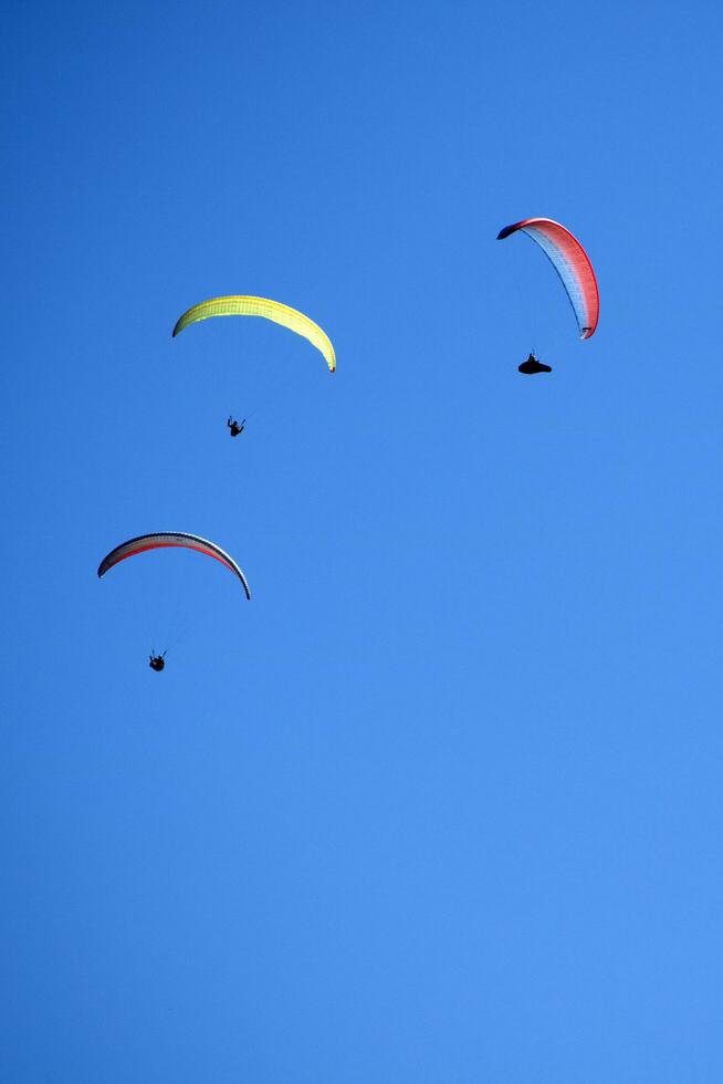 photo tirer de le vol de une parapente groupe