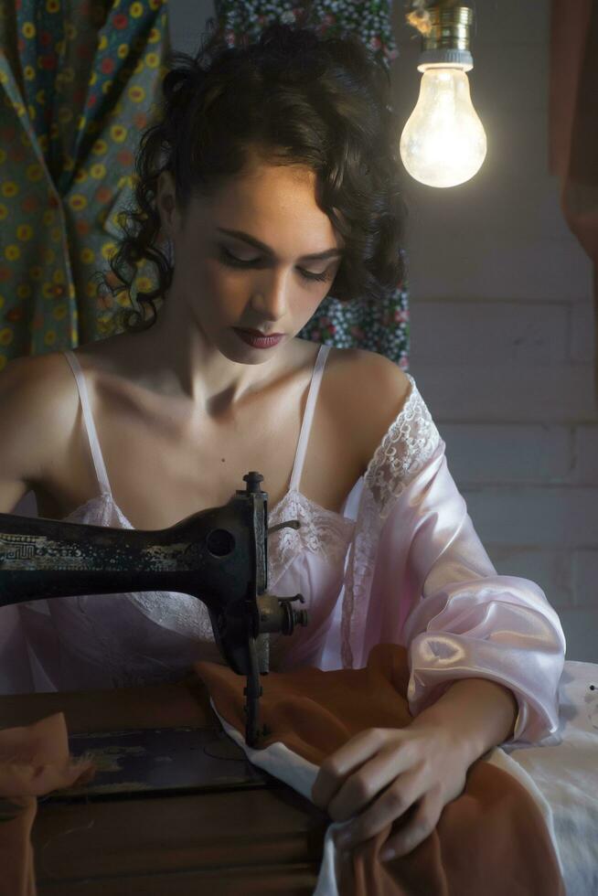 Jeune ancien fille intention sur couture par machine photo