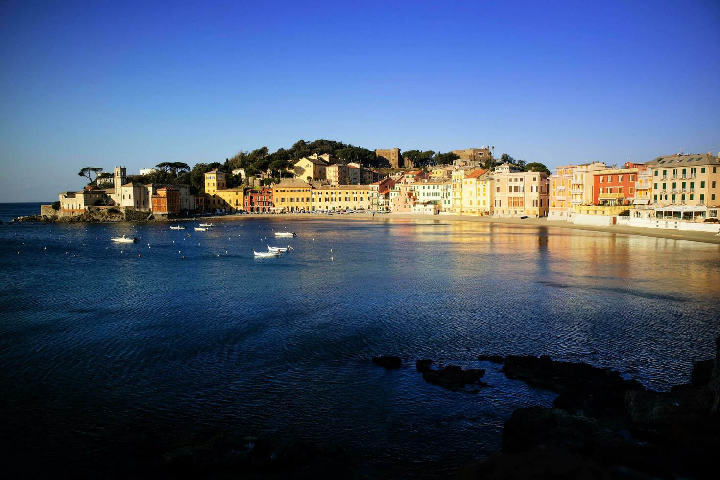 lever du soleil vue de le baie de silence dans sestri levant Italie photo