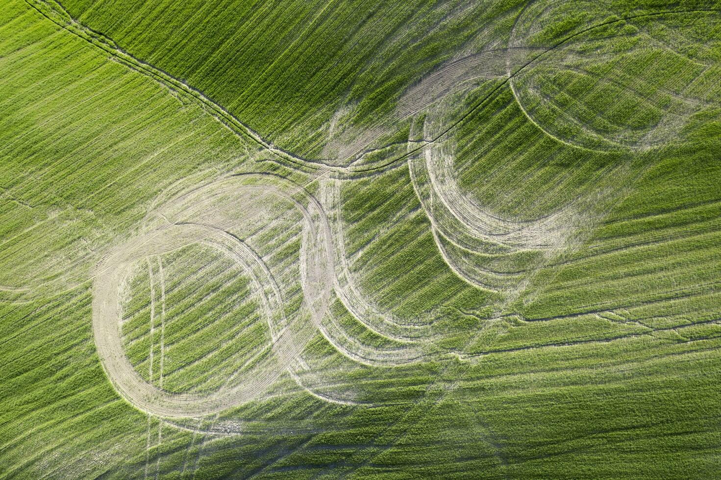 dessins la gauche derrière après travail le terre dans toscane Italie photo