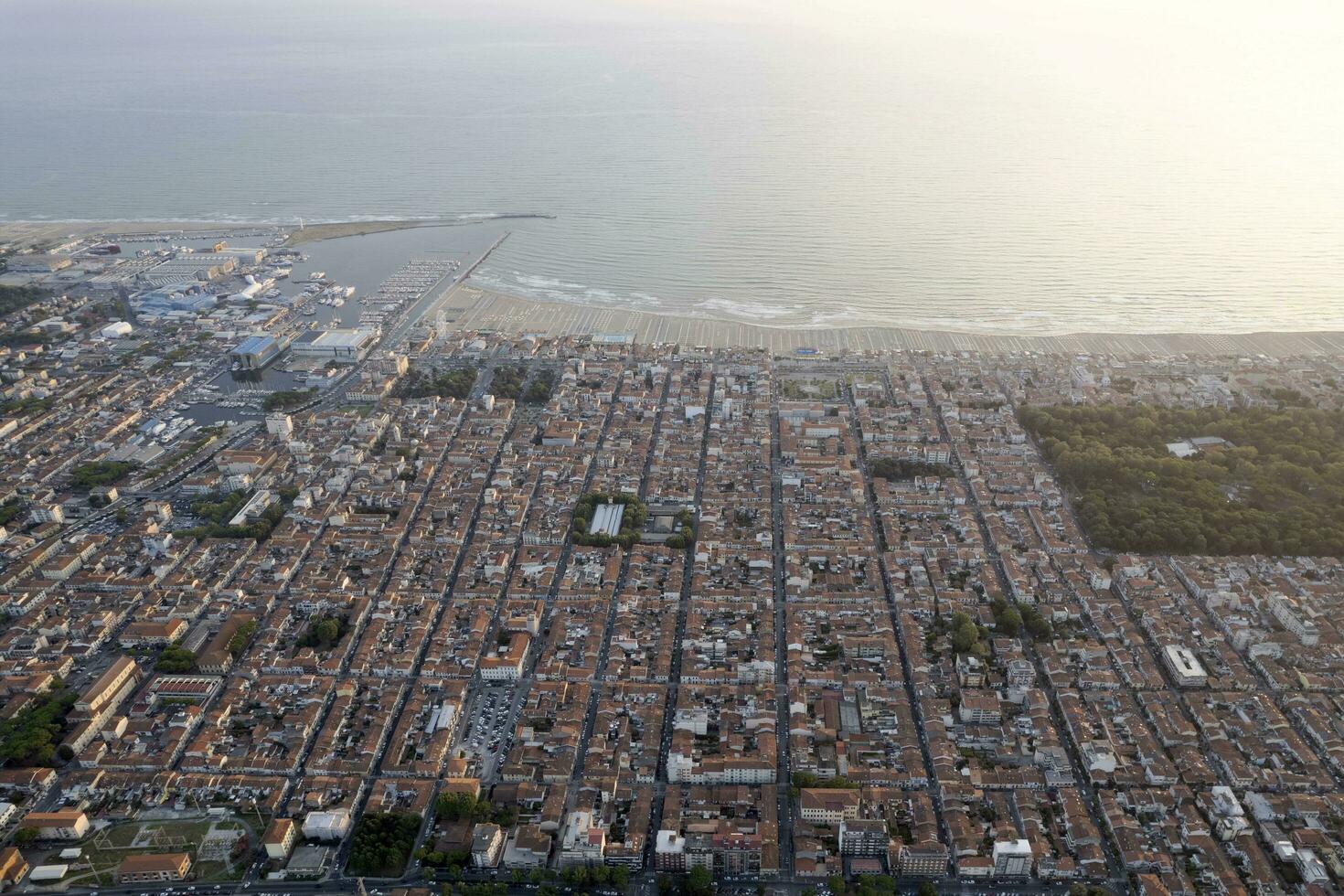 aérien vue de le urbanisation de une ville photo