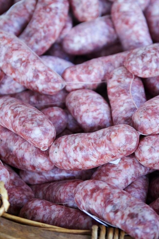 une pile de saucisses enveloppé dans corde photo