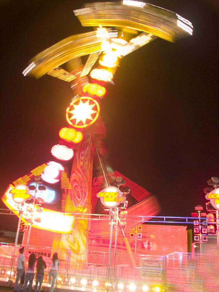 vue de une fête foraine à nuit photo