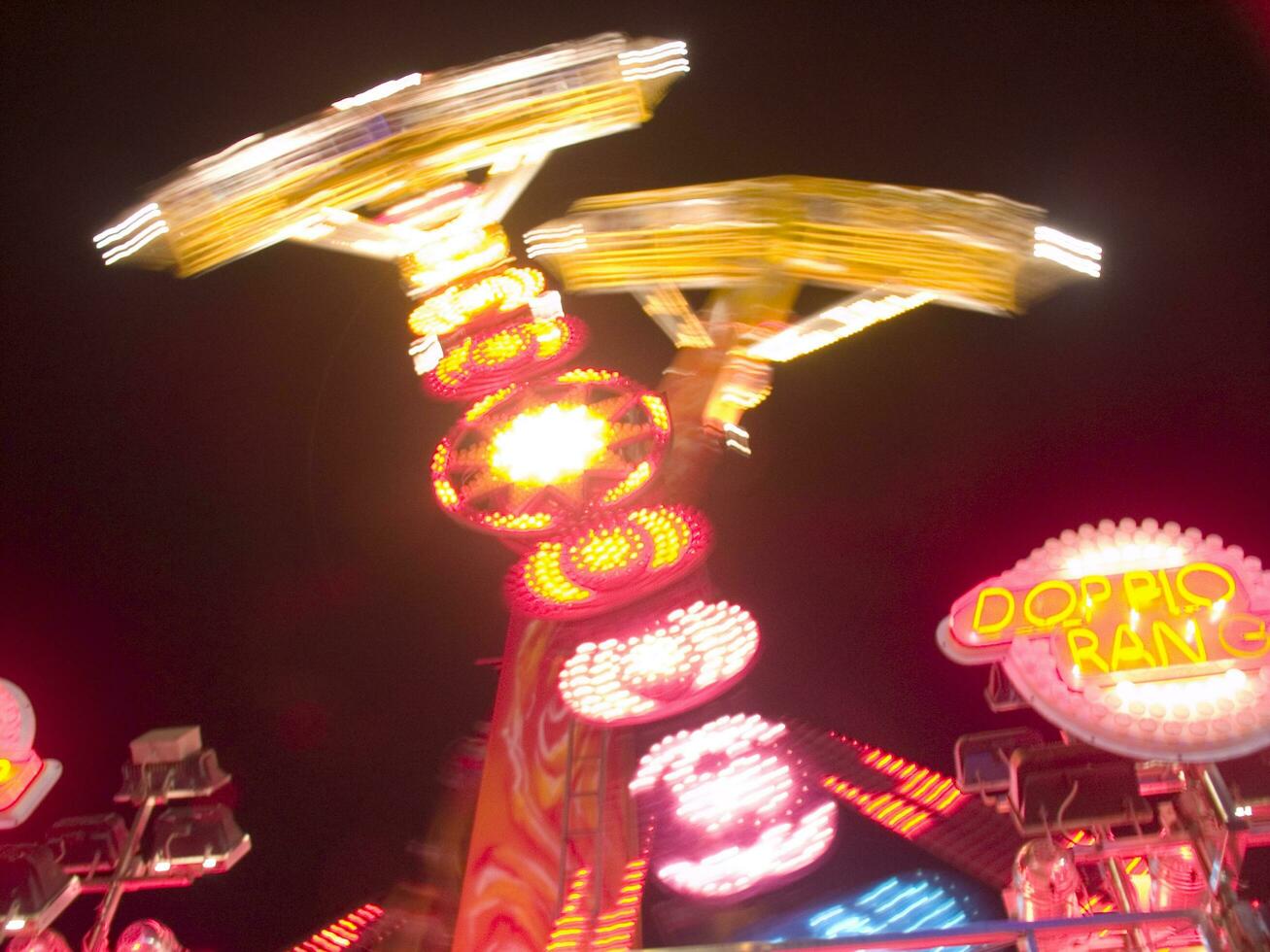 vue de une fête foraine à nuit photo