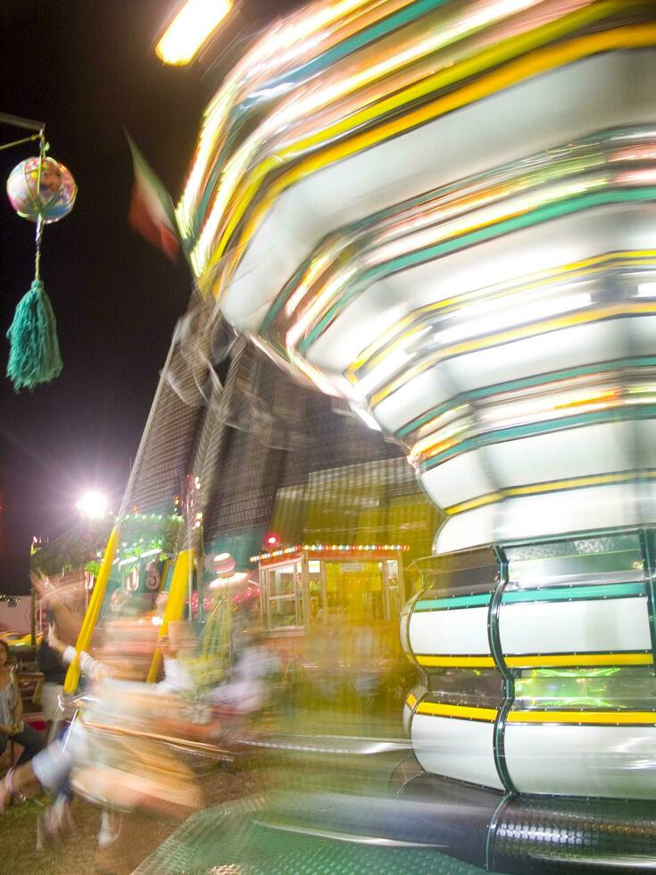 vue de une fête foraine à nuit photo