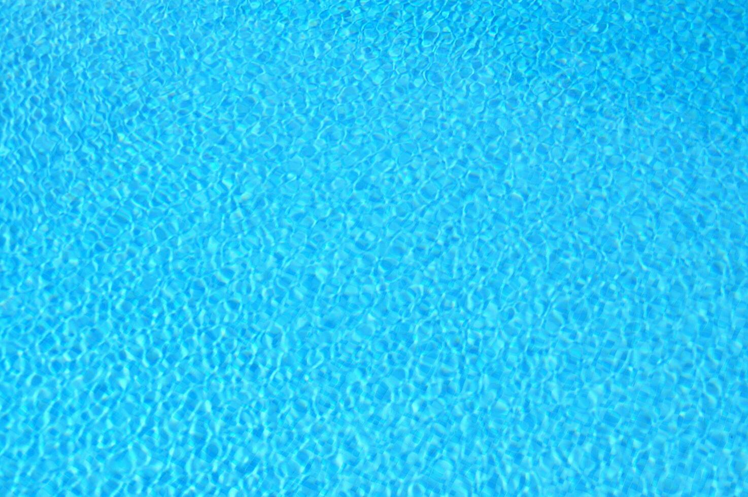 une bleu bassin avec une Soleil brillant sur il photo