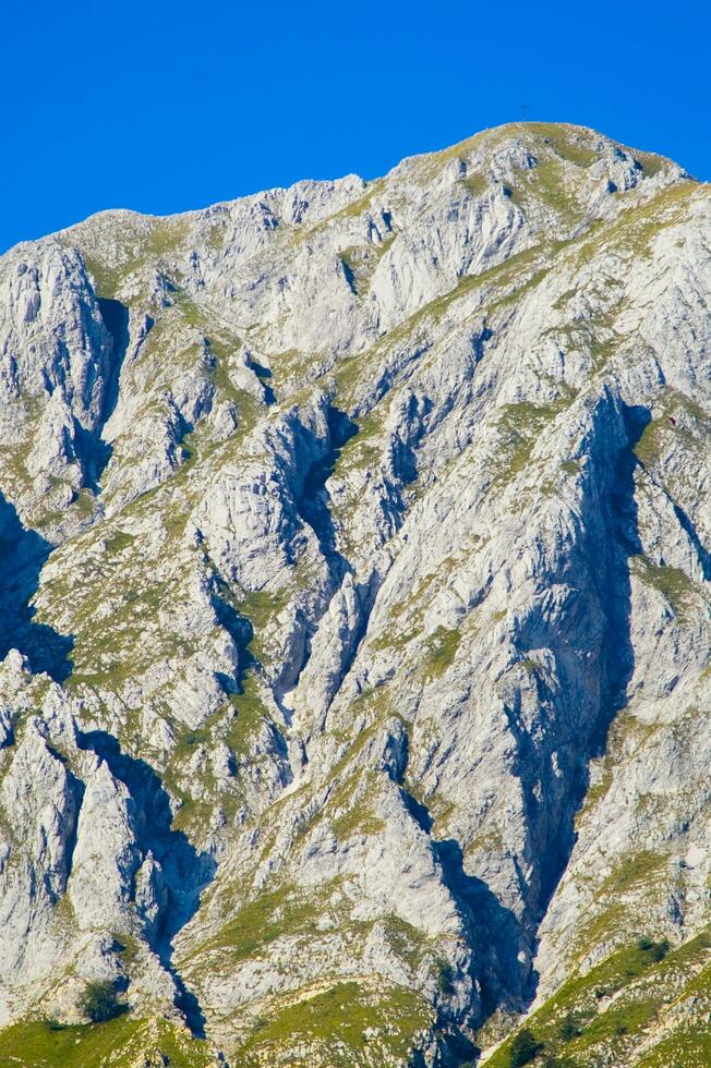 une Montagne intervalle avec une peu Maisons sur Haut photo