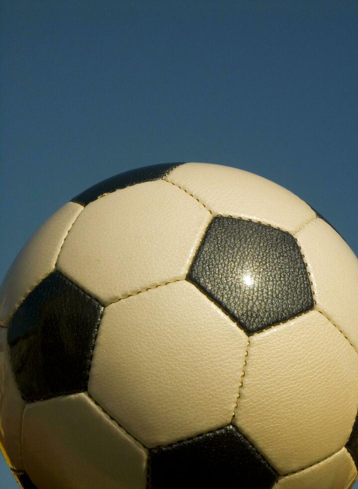 une proche en haut de une football Balle avec cuir photo