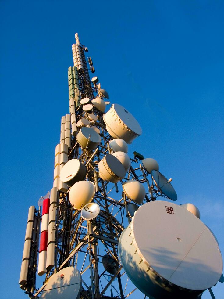 une la tour avec beaucoup différent les types de antennes photo