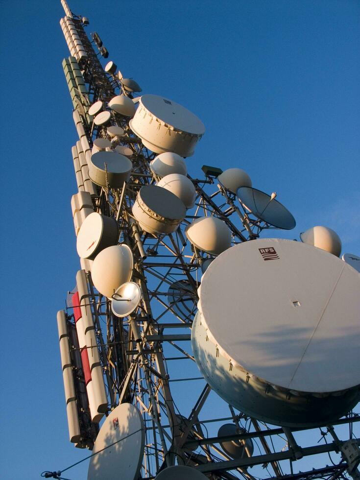 une la tour avec beaucoup différent les types de antennes photo