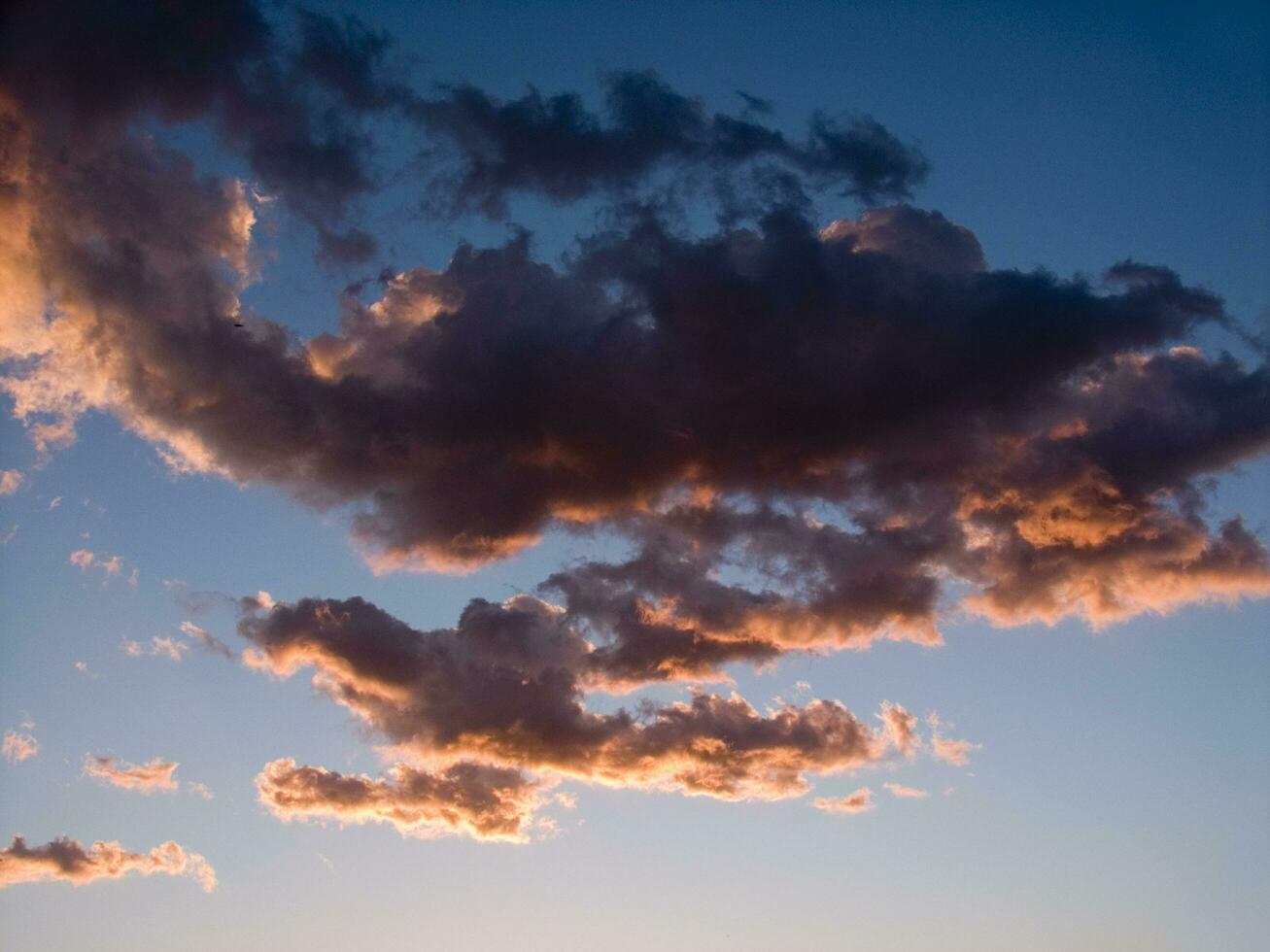 une jet avion en volant par une nuageux ciel photo