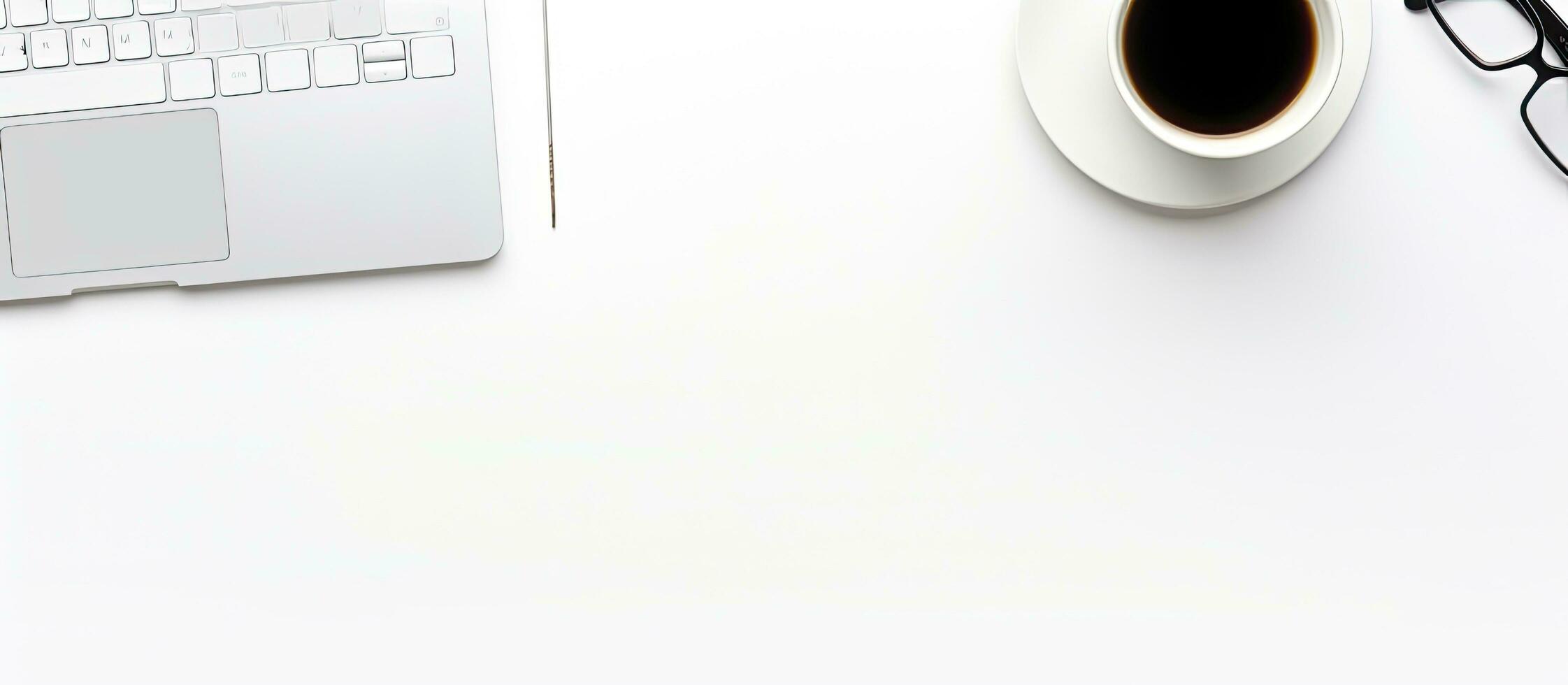 une Haut vue de une blanc Bureau bureau avec une carnet de notes, clavier, crayon titulaire, et une tasse de café. photo