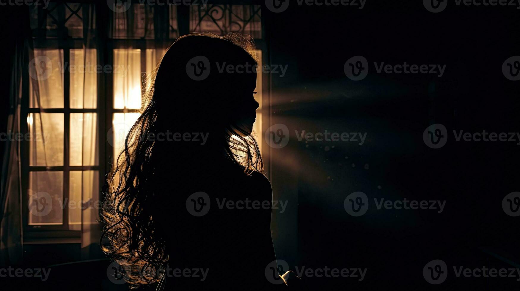 rétro-éclairé fenêtre mettant en valeur silhouette de Jeune fille avec foncé visage et brillant cheveux sur verticale bannière photo